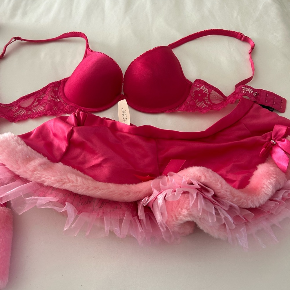 Brand new Victoria’s Secret Christmas set size small. Bra size 34B
